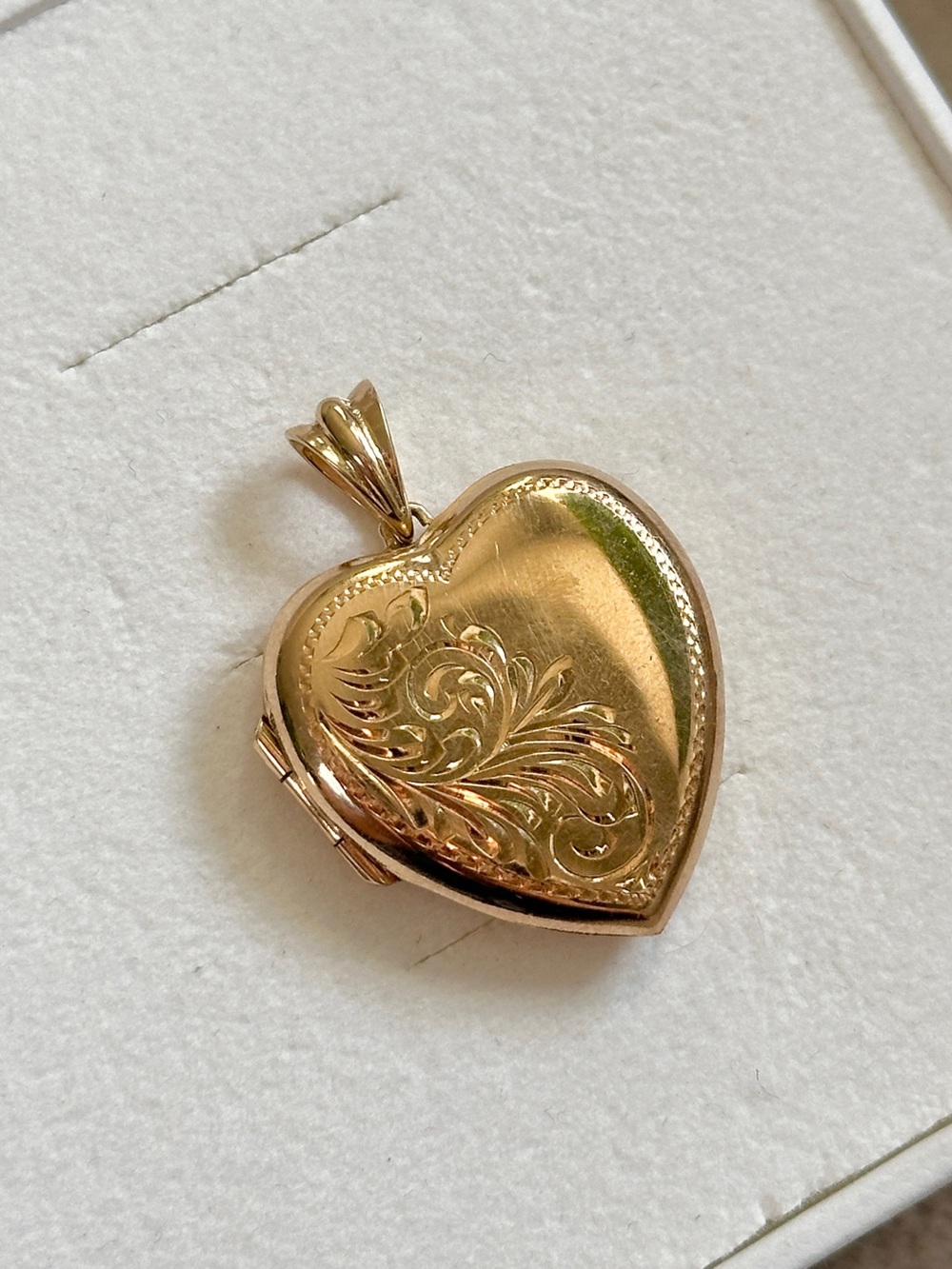 Large 10k gold heart locket 5.85 g
